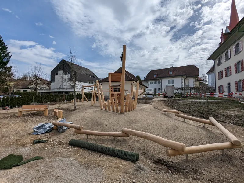 Freiwillige bauen das Spielschiff zusammen, im Hintergrund die Häuser von Pfaffnau.
