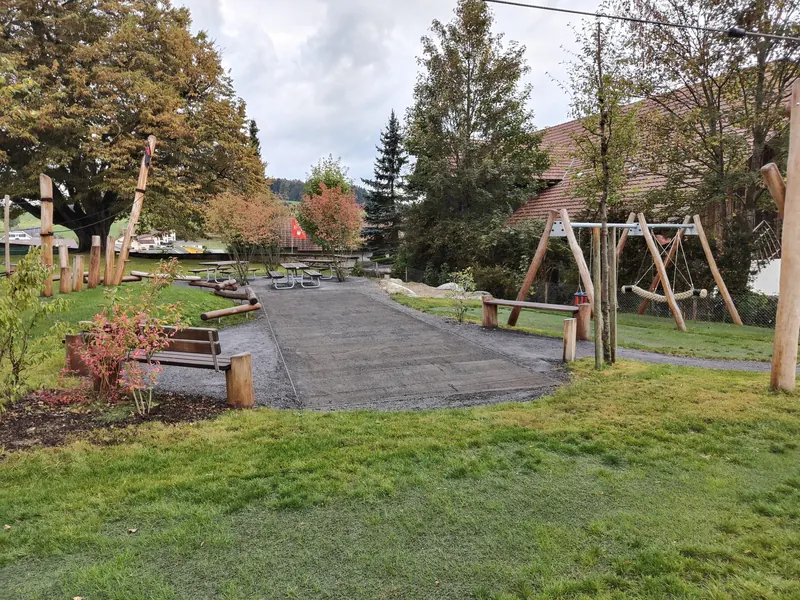 Der Generationenpark im Herbst, mit bunten Blättern um die Schaukel.